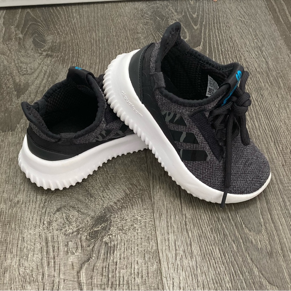 Adidas cloud foam boys sneaker